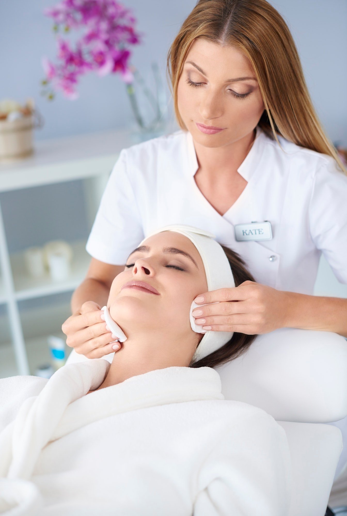 beautiful-woman-doing-facial-her-client.jpg beautiful-woman-doing-facial-her-client.jpg